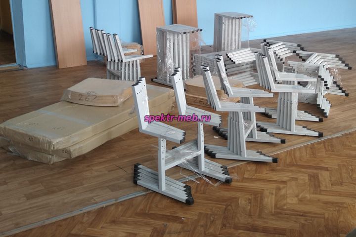 Поставка парт и ученических стульев для школы