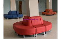 Композиция банкеток вокруг столба прямоугольного