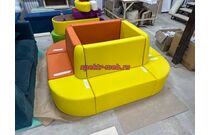 Композиция банкеток вокруг столба прямоугольного