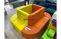 Композиция банкеток вокруг столба прямоугольного